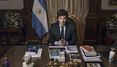 Qué tiene Javier Milei en su escritorio: el detallado análisis sobre la foto de la revista Time - Diario Río Negro