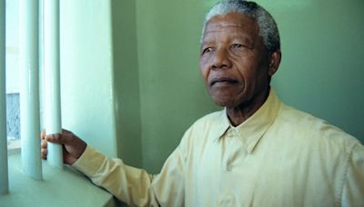 La vida de Nelson Mandela en prisión: cómo sobrevivió durante 10.000 días de privaciones en una celda de 2 x 2