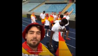 Olimpíadas de Paris: Fora da cerimônia de abertura, seleção de basquete da Espanha improvisa desfile em pista de atletismo