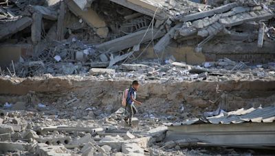 Israel bombardea una escuela en el sur de Gaza y dice que era un “centro de mando” de Hamás - La Tercera