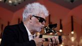 Pedro Almodóvar gana el León de Oro con su primer largometraje en inglés, "La habitación de al lado"