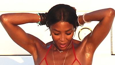 Naomi Campbell aposta em biquíni com transparência para passeio de barco