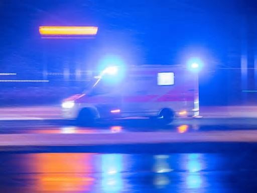 Verkehr - Neuburg - Autos stoßen auf B105 zusammen: Vier Menschen in Krankenhaus
