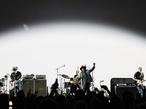 Pearl Jam Debut Seven New Songs At Dark Matter Tour Opener