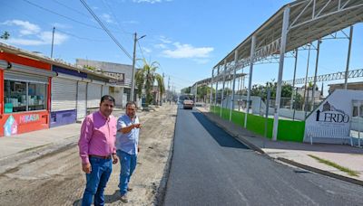 Supervisan obras de pavimentación en la calzada Las Cruces, en Lerdo