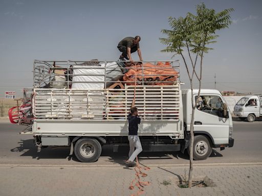 The closure of camps in Iraq housing Yazidis displaced by IS attacks is postponed, an official says