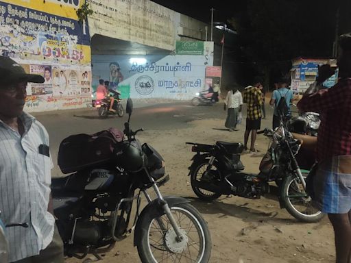 Roadside parking of vehicles on Chennai Bypass Service Road puts road users at risk