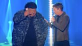 Watch James Blunt carry Iam Tongi through an emotional duet on 'American Idol' finale