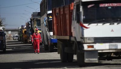Transportistas de Bolivia bloquearon por segundo día las principales carreteras del país ante la falta de dólares y combustible