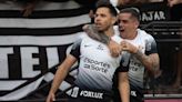 Com confusão no fim, Corinthians vence o Flamengo e respira no Brasileirão