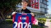 El lateral Héctor Fort renueva con el FC Barcelona hasta 2026