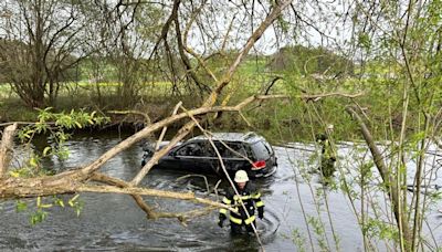 Unfall in Egg an der Günz: Auto stürzt in Bach - betrunkene Fahrerin flüchtet