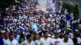 Miles de hondureños marchan con antorchas contra el gobierno tras fin de tratado con EEUU