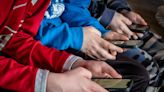 Ser expulsado de un chat grupal, la forma de violencia ‘online’ más señalada por los propios adolescentes