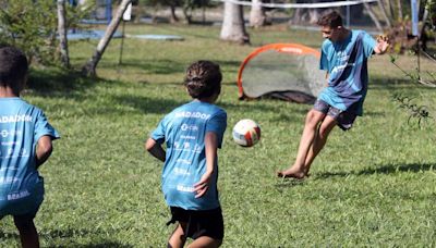 Jovem se divide entre natação e futebol no interior do Rio de janeiro