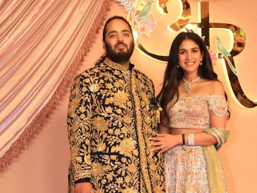 ‘Khana khake jaaiye’: Radhika Merchant tells paps as she enters sangeet with Anant Ambani