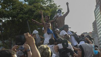 Venezolanos derriban estatuas de Chávez tras reelección de Maduro