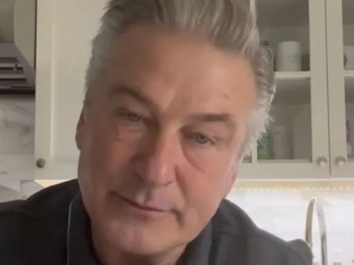 Alec Baldwin se presenta en juicio