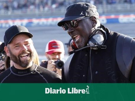 Michael Jordan se deleita con autos de velocidad en el campeonato NASCAR; es codueño de un equipo