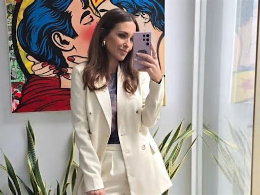 El traje blanco de la colección de Paula Echevarría para Primark es elegante hasta con Converse