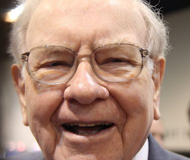 52% of Warren Buffett's $372 Billion Portfolio Is Invested in These 2 Magnificent Stocks