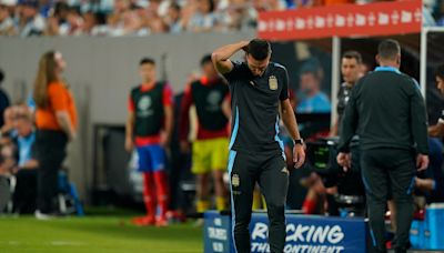 Lionel Scaloni fue sancionado por Conmebol por salir tarde a la cancha y no podrá dirigir contra Perú