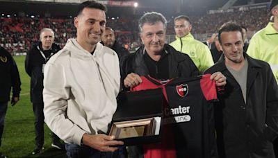 Scaloni fue ovacionado en el Coloso: recibió un homenaje dentro de la cancha en el entretiempo