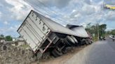 Vuelca tracto-camión en la carretera Poza Rica-Cazones