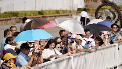 高雄天氣晴朗 大港橋現人潮（1） (圖)