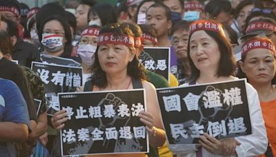 反國會濫權！藍營高雄黨部前 數百人喊「藍白不倒、台灣不好」