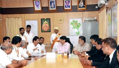 MUDA site allocation in Vijayanagar to CM's wife: Congress activists urge MUDA Commissioner to clarify issue - Star of Mysore