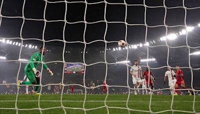 Ten-man Roma beat Milan to set up Europa League semi-final with Leverkusen