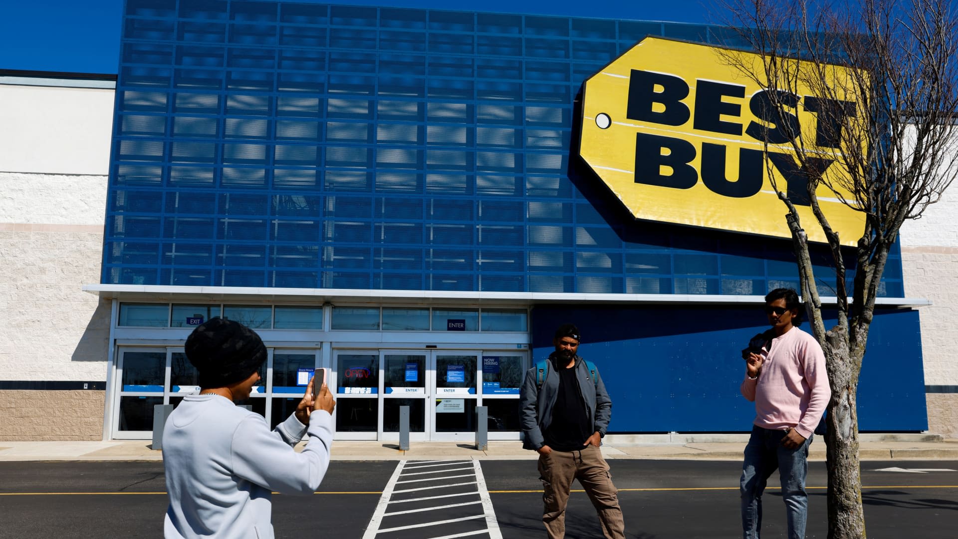 Best Buy surges on signs that the expected AI-driven PC and smartphone refresh is starting