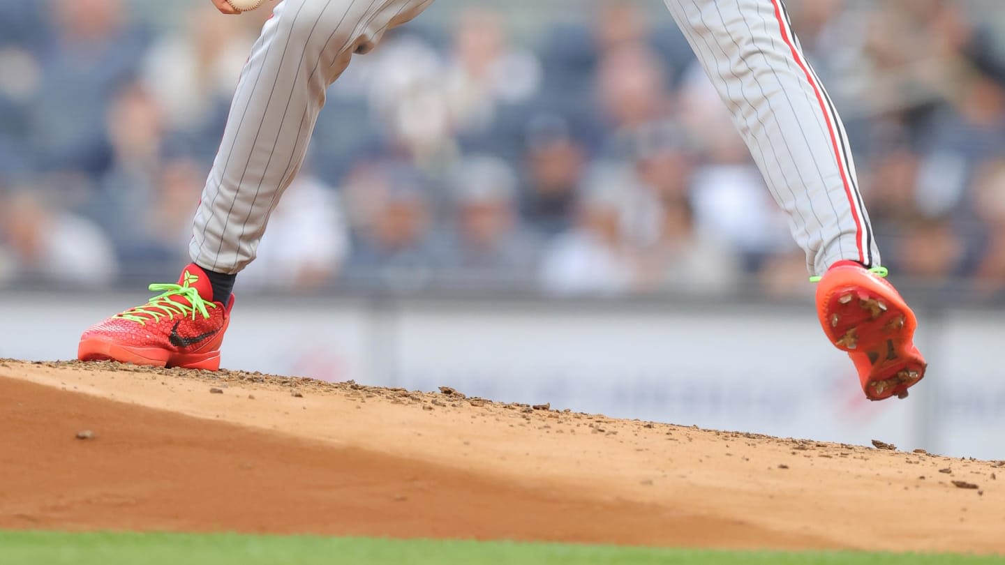 Minnesota Twins Pitcher Wears Nike Kobe 6 'Reverse Grinch' Cleats