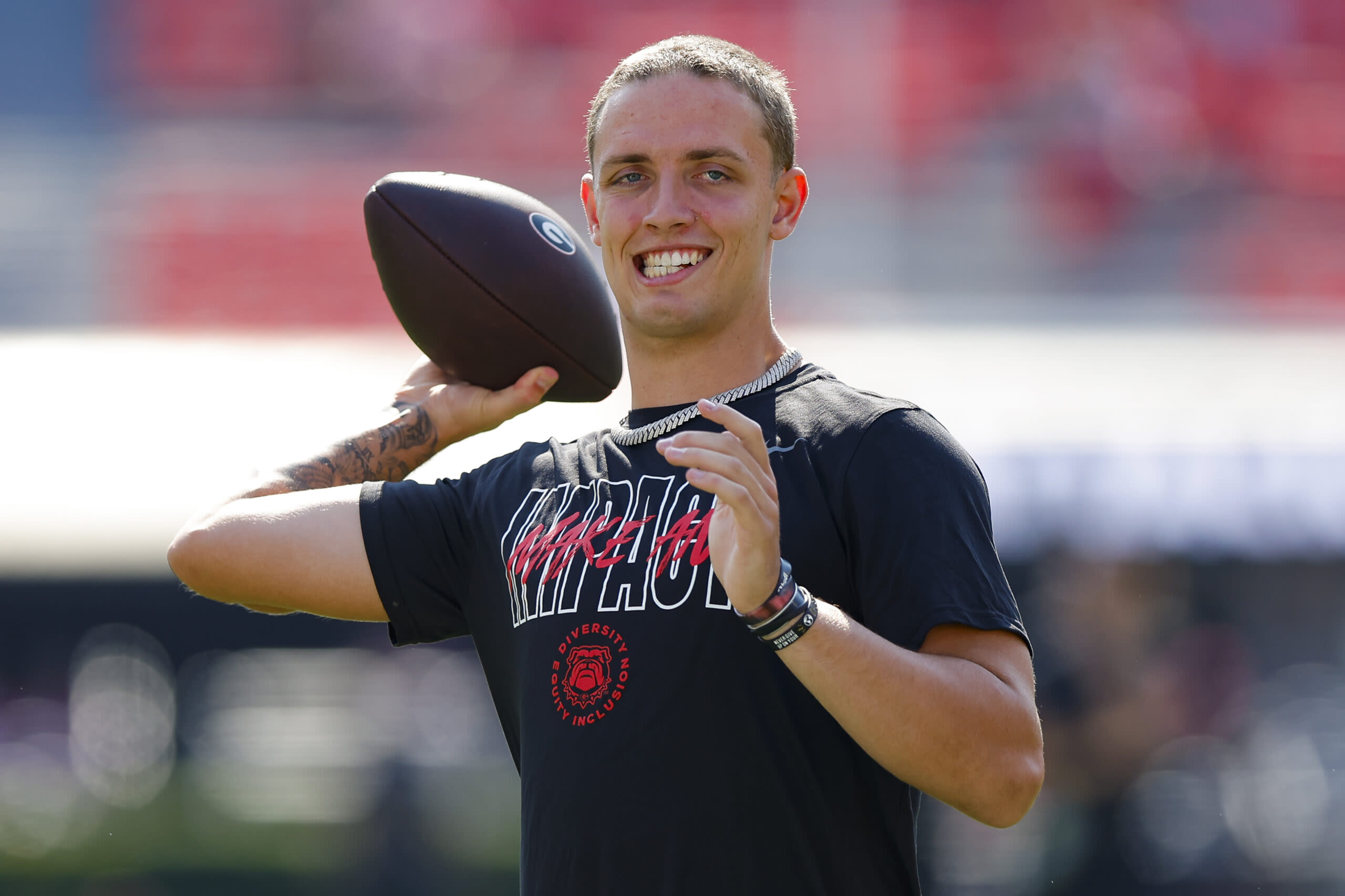 Watch Carson Beck’s arm talent on display in workout with Georgia teammates