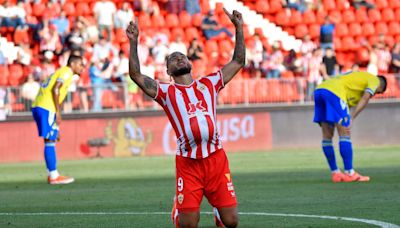 LaLiga. El Almería se da un homenaje a costa de la depresión del Cádiz