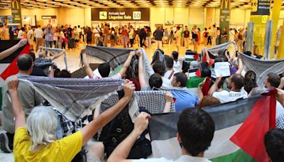 Un centenar de personas protestan en el Aeropuerto Madrid-Barajas para exigir al Gobierno romper relaciones con Israel