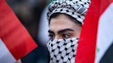 Cómo la kufiya se convirtió en una prenda tan icónica para los palestinos (y en un símbolo de resistencia)