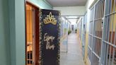 Penitenciária LGBTQIA+ no ES inaugura salão de beleza para detentas