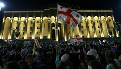 Zehntausende Menschen demonstrieren in Georgien gegen Gesetz zur "ausländischen Einflussnahme"