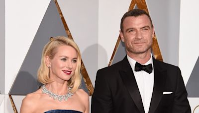 Los hijos de Naomi Watts ya dominan la alfombra roja junto a su padre, Liev Schreiber: con 15 y 17 años