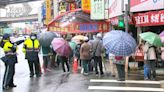 霞海城隍廟發快篩 民眾冒雨卡位排3小時