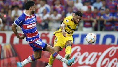 El momento de la lesión de Frank Fabra en su regreso a la titularidad en la derrota de Boca ante Fortaleza por la Copa Sudamericana