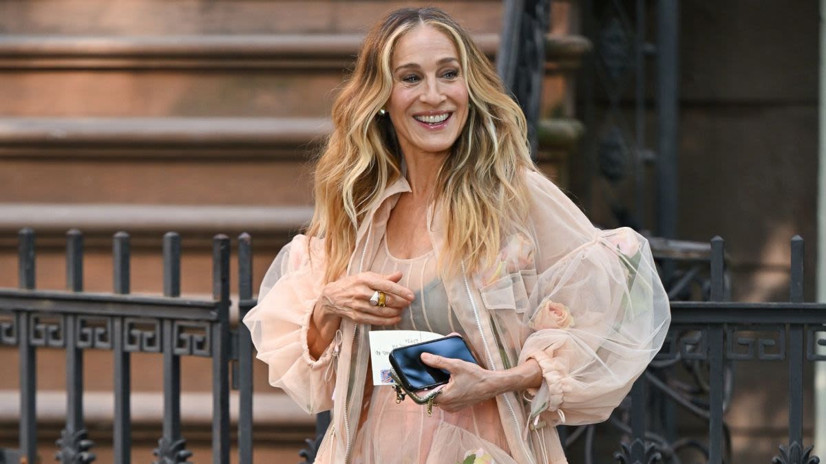 Forget Punxsutawney Phil: Carrie Bradshaw Confirms Spring's Arrival in Simone Rocha