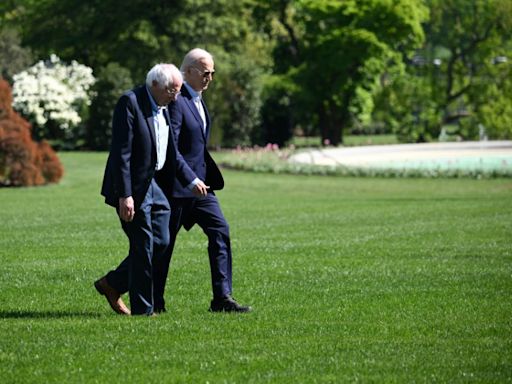 Biden, bajo presión, recibe apoyo del izquierdista Bernie Sanders