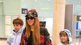 Los detalles del cómodo look de 6.634 euros que ha llevado Shakira en el aeropuerto