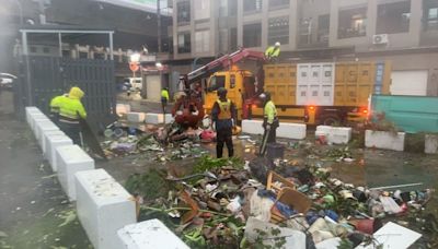 颱風凱米侵襲高雄風強雨驟 環保局籲勿亂丟淹水垃圾