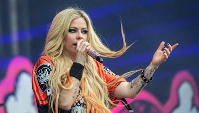 Avril Lavigne: la conspiración, la desaparición y el renacer de la estrella que relató la rebeldía de la generación millennial