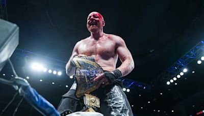 Jon Moxley, sobre los fans que creyeron por un momento que aparecería en WrestleMania 40: «Estaba dormido en Japón»