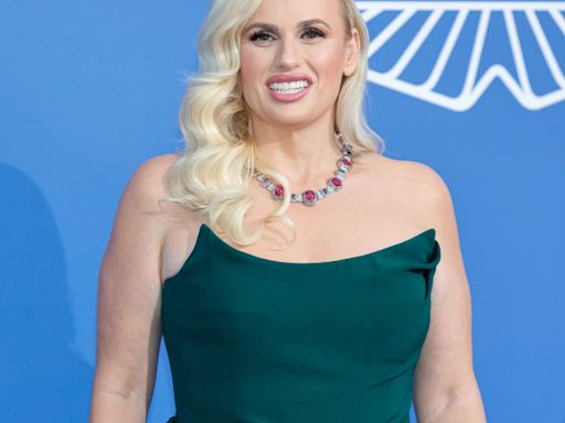 Rebel Wilson se reafirma en sus acusaciones contra Sacha Baron Cohen después de que sus memorias hayan sido censuradas en el Reino Unido